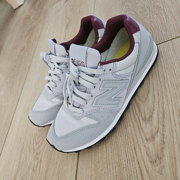 LIKE NEW Size 7 New Balance 996 - Picture 4 of 5